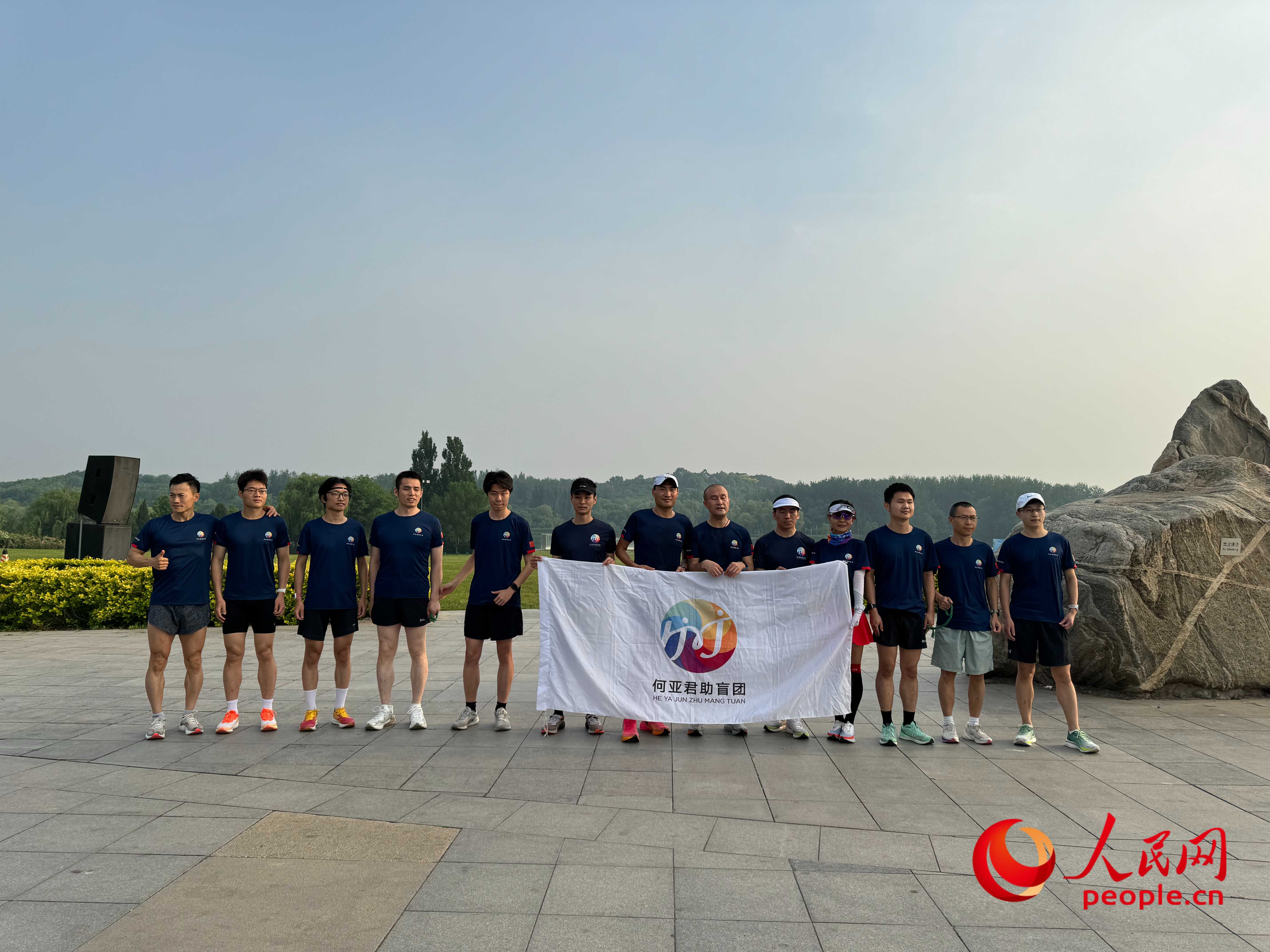 何亞君助盲團(tuán)的部分成員合影。人民網(wǎng) 周靜圓攝