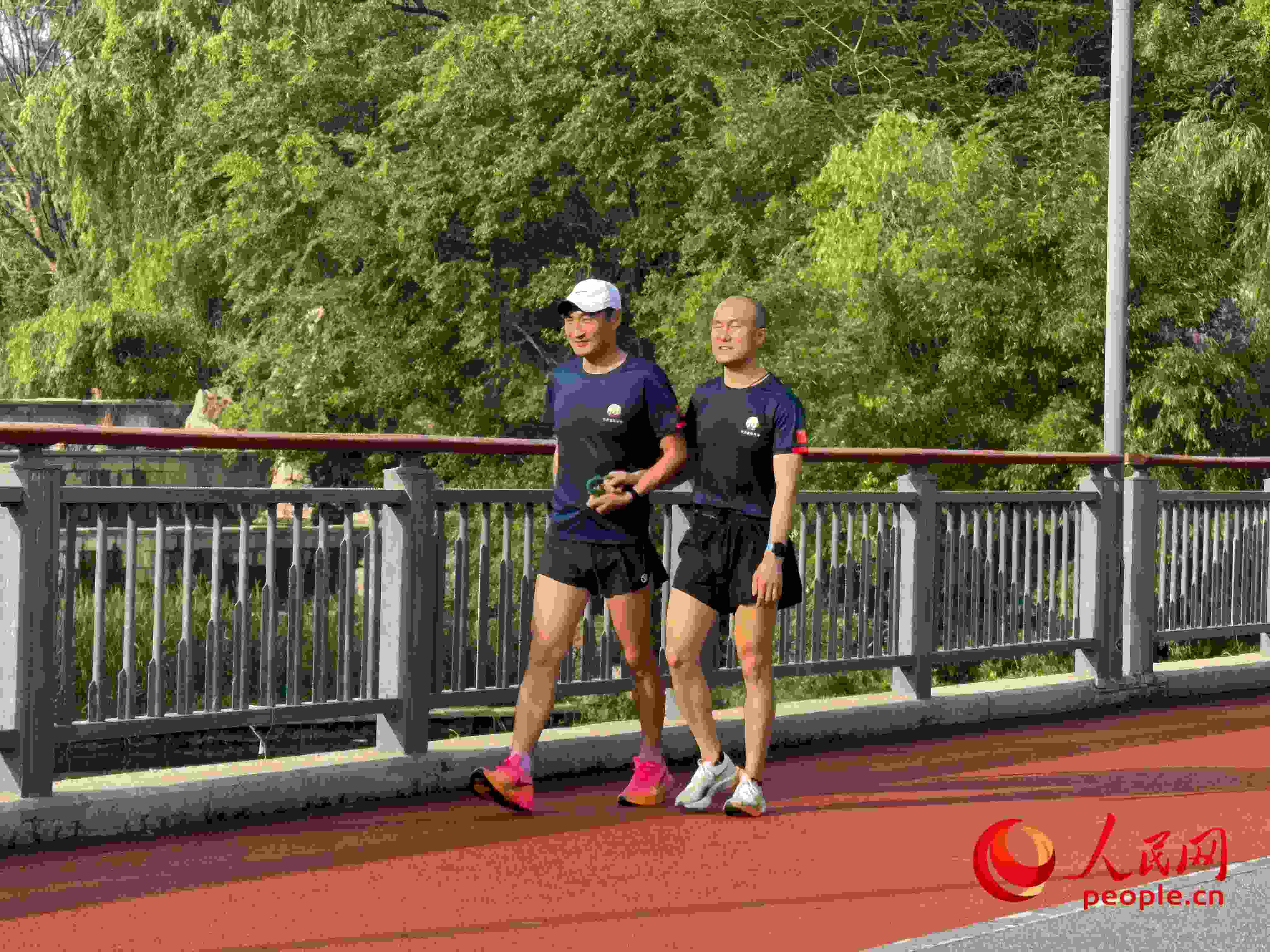 李玉寶和何亞君跑步后進(jìn)行調(diào)整。人民網(wǎng) 周靜圓攝