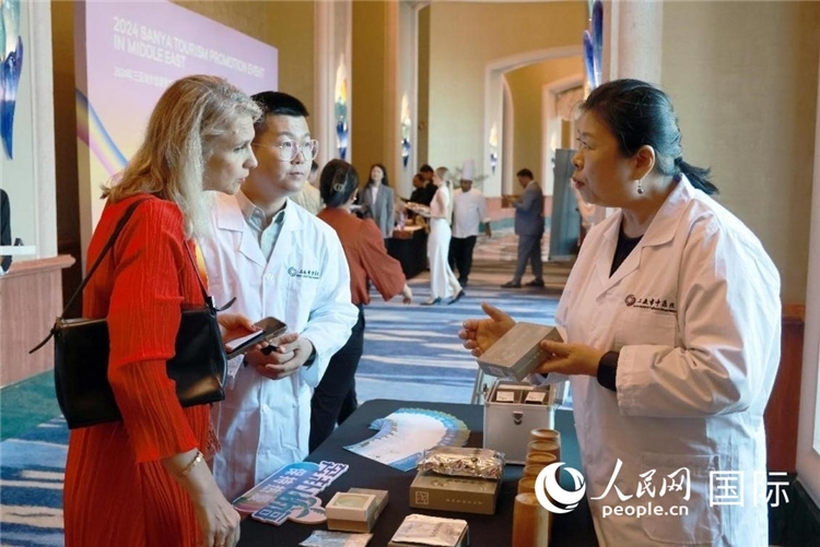 三亞市中醫(yī)院代表向來賓介紹中醫(yī)。人民網記者管克江攝