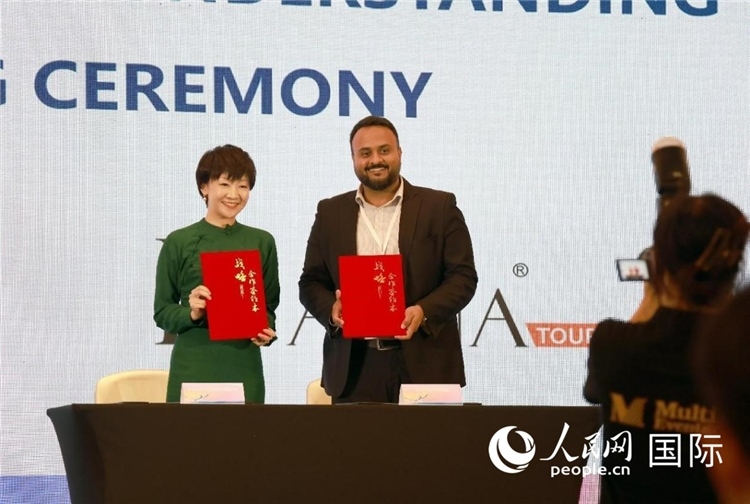 三亞與迪拜當?shù)芈眯猩绾炇鸷献鲄f(xié)議。人民網記者管克江攝