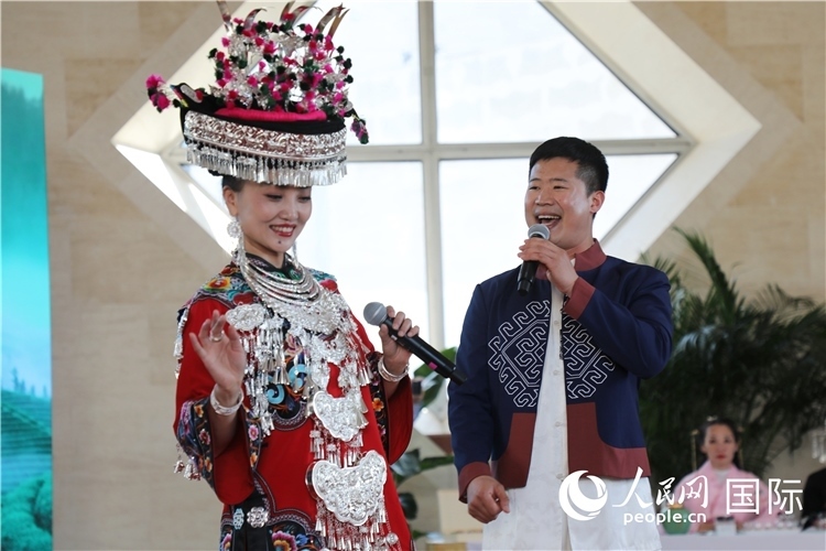 2、來(lái)自湖北的歌唱家演唱民族歌曲。 人民網(wǎng)記者 李志偉攝