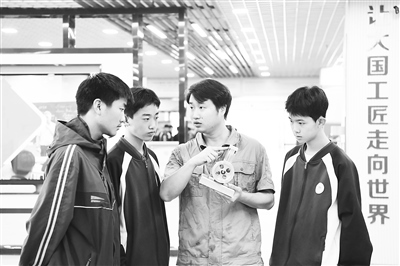 職業(yè)院校教師為數(shù)控技術(shù)應(yīng)用專業(yè)學(xué)生授課。 新華社記者 王全超攝