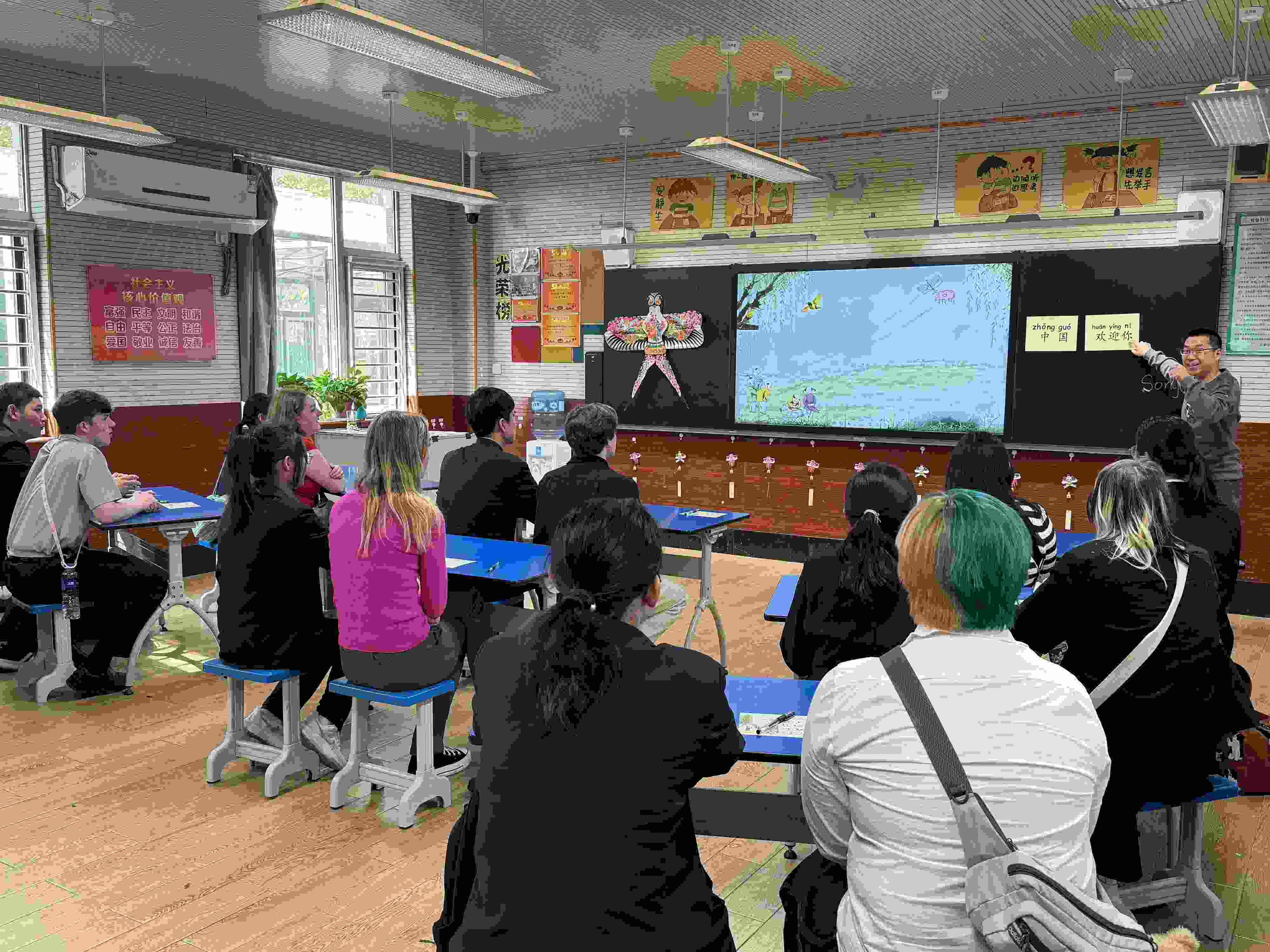 2024年4月20日，美國艾奧瓦州馬斯卡廷高中“友誼傳承”研學團來到石家莊外國語學校，中美學生同上一節(jié)中文課。