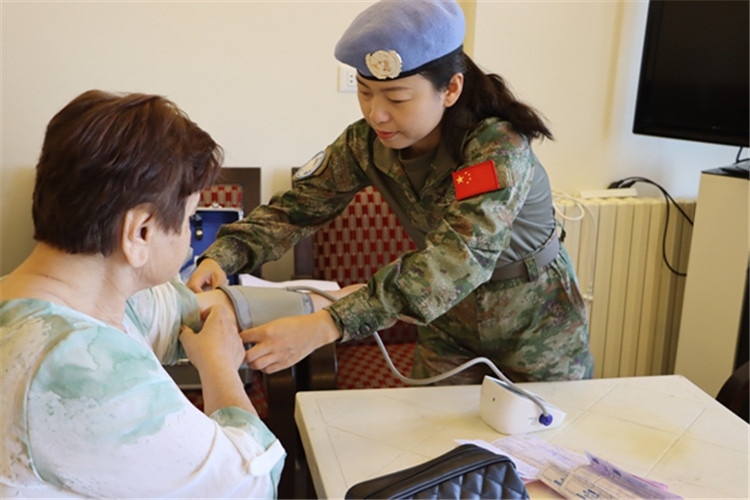 【1】 醫(yī)療分隊(duì)隊(duì)員為當(dāng)?shù)鼗颊邷y(cè)量血壓。曾德樂(lè)攝