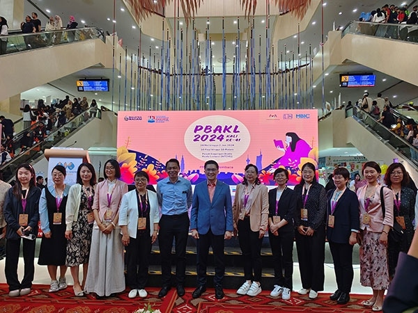 5月24日，在吉隆坡國(guó)際書(shū)展期間舉辦的中馬贈(zèng)書(shū)儀式。中國(guó)圖書(shū)進(jìn)出口（集團(tuán)）有限公司供圖