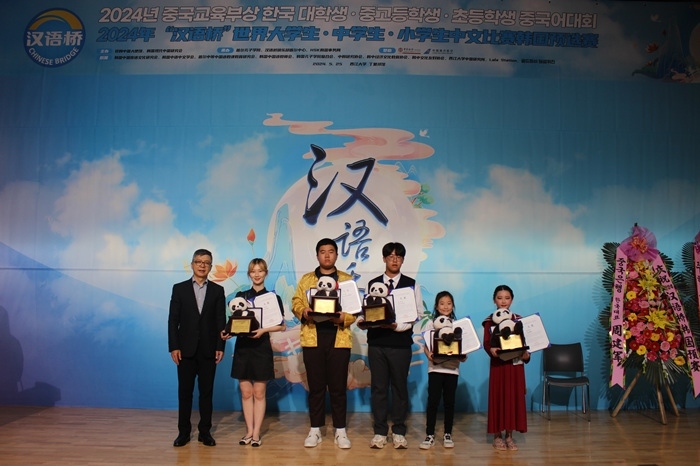 各組別的冠軍獲得者們合影留念。