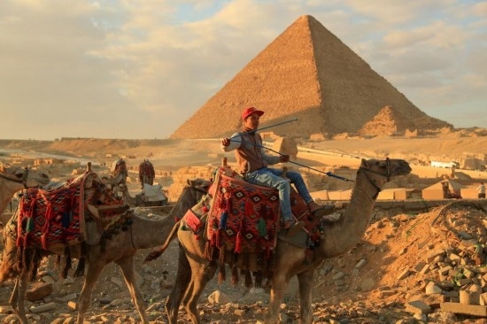 1月24日，商販騎駱駝離開(kāi)埃及吉薩金字塔景區(qū)。新華社記者 隋先凱 攝