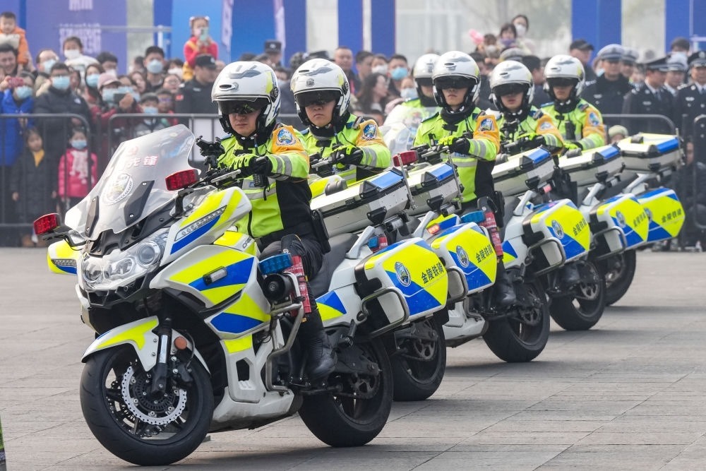2024年1月6日，南京交警在警營(yíng)開(kāi)放周活動(dòng)現(xiàn)場(chǎng)進(jìn)行警務(wù)技能表演。新華社記者 李博 攝