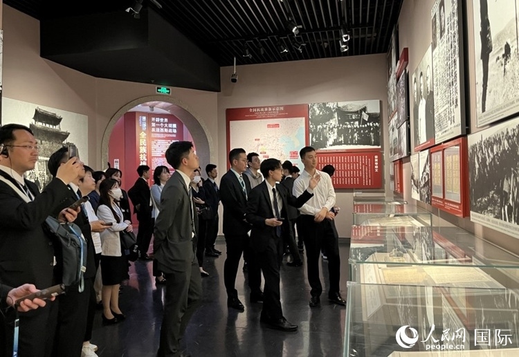 創(chuàng)價(jià)學(xué)會(huì)青年代表團(tuán)成員在中國(guó)人民抗日戰(zhàn)爭(zhēng)紀(jì)念館參觀。人民網(wǎng)記者 陳思攝