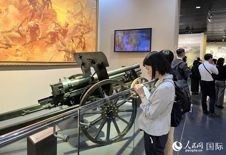 創(chuàng)價(jià)學(xué)會(huì)青年代表團(tuán)成員在中國(guó)人民抗日戰(zhàn)爭(zhēng)紀(jì)念館參觀。人民網(wǎng)記者 陳思攝