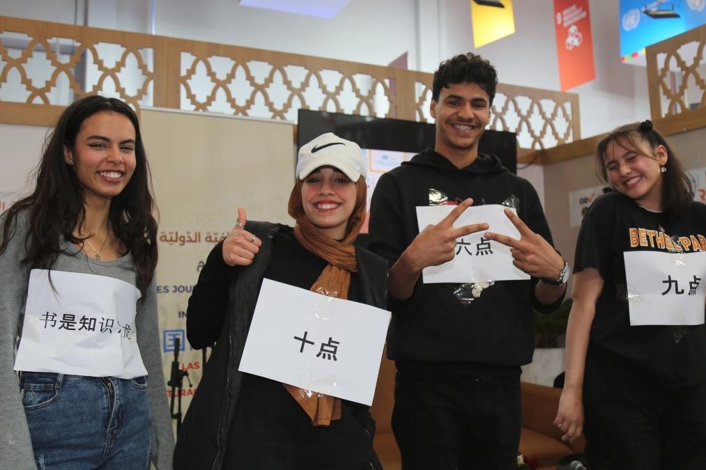 2024年4月24日，突尼斯高中生在首都突尼斯市舉辦的突尼斯國際書展上表演漢語節(jié)目。新華社發(fā)（阿代爾攝）