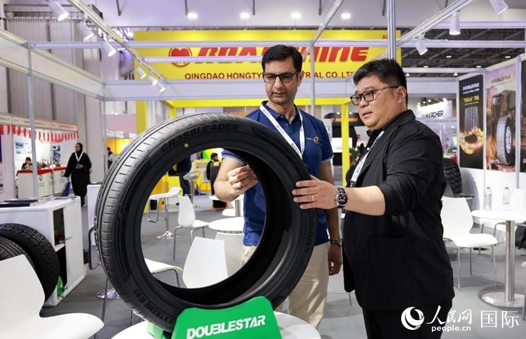 工作人員向客戶展示雙星電動汽車輪胎。和傳統(tǒng)汽車輪胎相比，電動汽車輪胎具有更高承載能力、更加靜音舒適、更好極速抓地、更低滾動阻力等特點(diǎn)。人民網(wǎng)記者 管克江攝