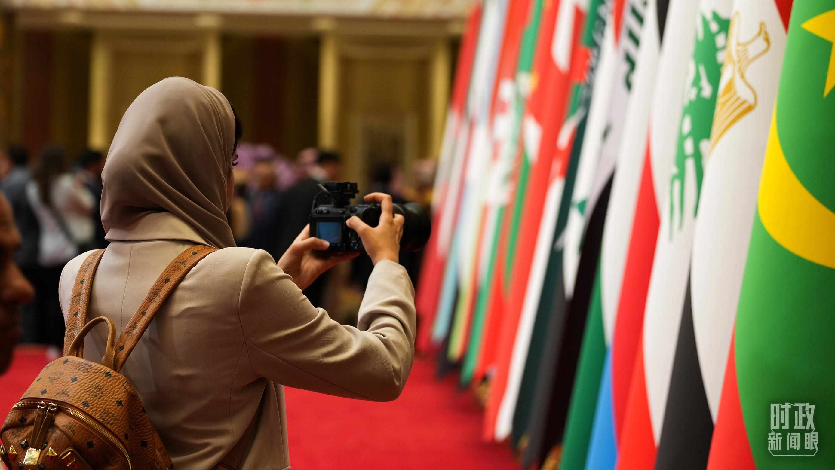 △外國媒體拍攝現(xiàn)場旗陣。（總臺國廣記者李晉拍攝）