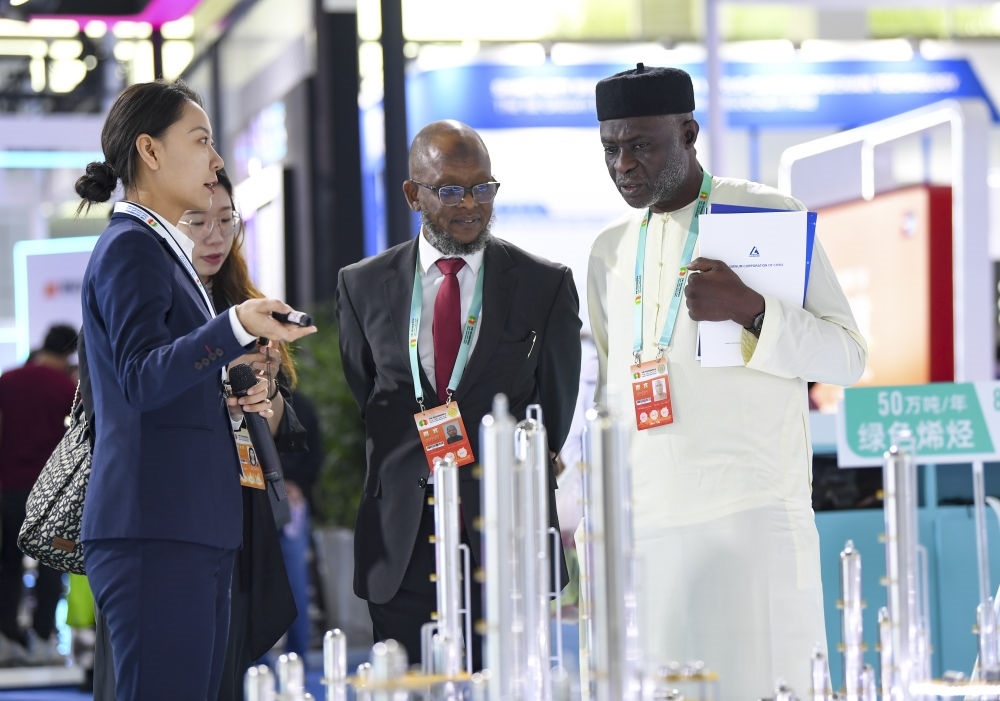 2023年9月22日，嘉賓在第六屆中阿博覽會上了解清潔能源項目。新華社記者 馮開華 攝
