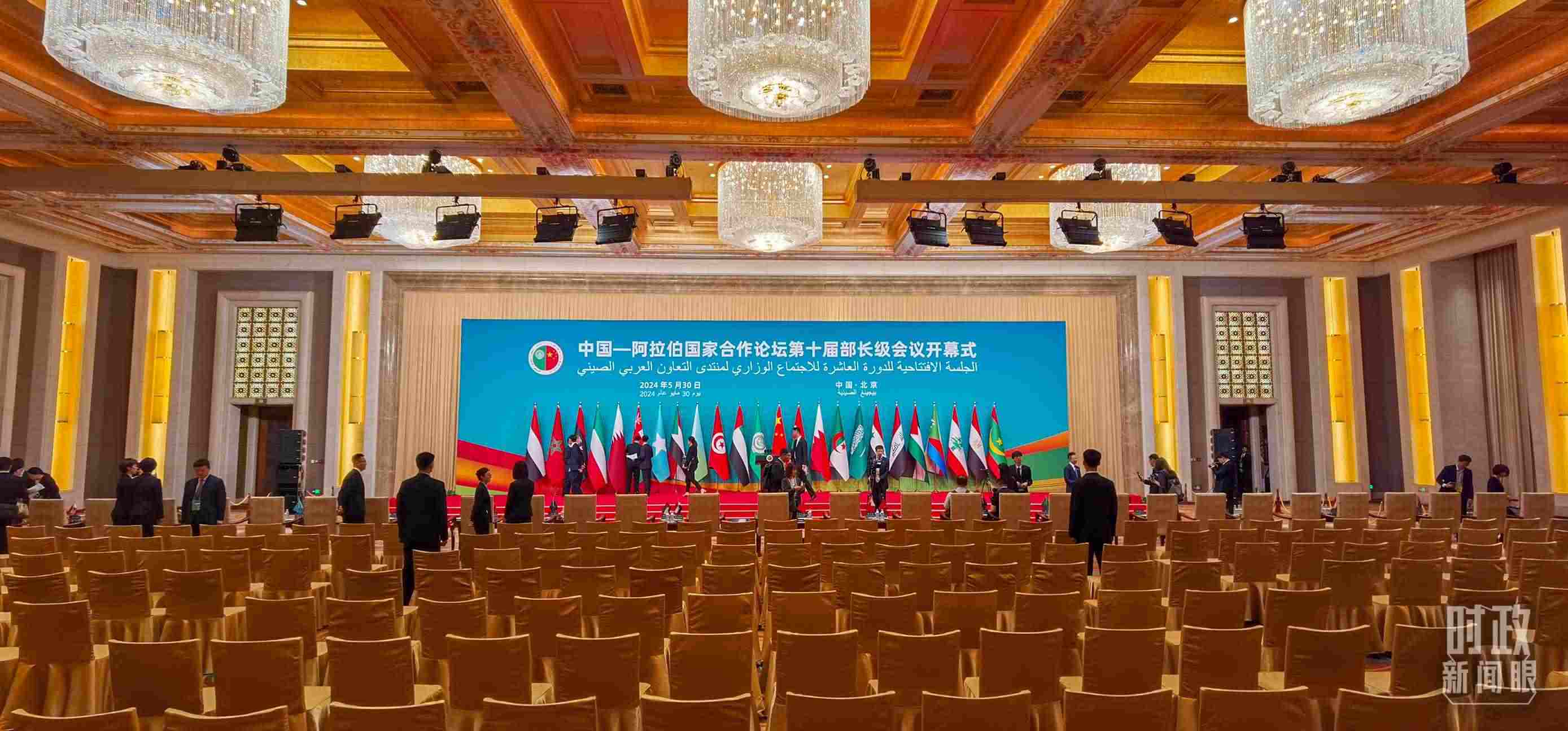 △會議開始前，現(xiàn)場正在進(jìn)行各項(xiàng)準(zhǔn)備工作。（總臺央視記者郭鴻拍攝）