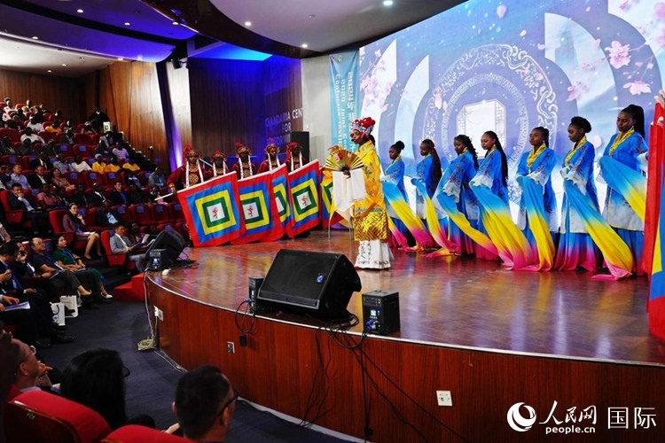 開幕式前，內(nèi)羅畢大學(xué)孔子學(xué)院學(xué)生進行文藝表演。人民網(wǎng)記者 黃煒鑫攝