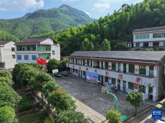 這是5月28日拍攝的湖南省衡陽市衡陽縣岣嶁鄉(xiāng)妙溪小學（無人機照片）。