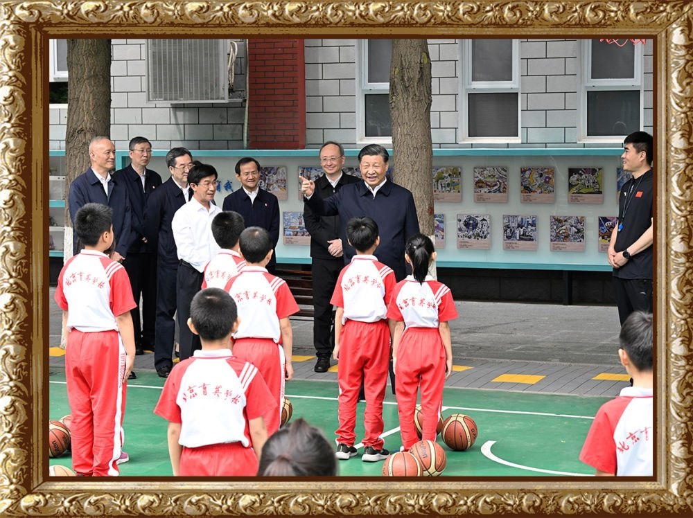 2023年5月31日上午，習(xí)近平總書(shū)記來(lái)到北京育英學(xué)?？赐繂?wèn)師生，在籃球場(chǎng)同正在上體育課的小學(xué)生們親切交流。習(xí)近平親切地說(shuō)：“現(xiàn)在生活條件好了，孩子們不是要吃得胖胖的，而是要長(zhǎng)得壯壯的、練得棒棒的?！? width=