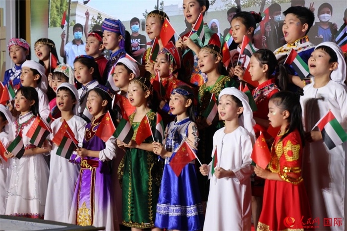 活動(dòng)上，身著中阿傳統(tǒng)服飾的孩子們共唱歌曲，表達(dá)對(duì)美好未來的向往。人民網(wǎng)記者 張志文攝