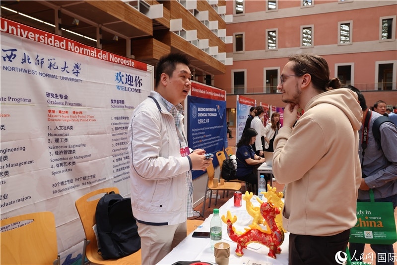 西班牙應(yīng)屆畢業(yè)生在展臺前咨詢。人民網(wǎng)記者 顏歡攝