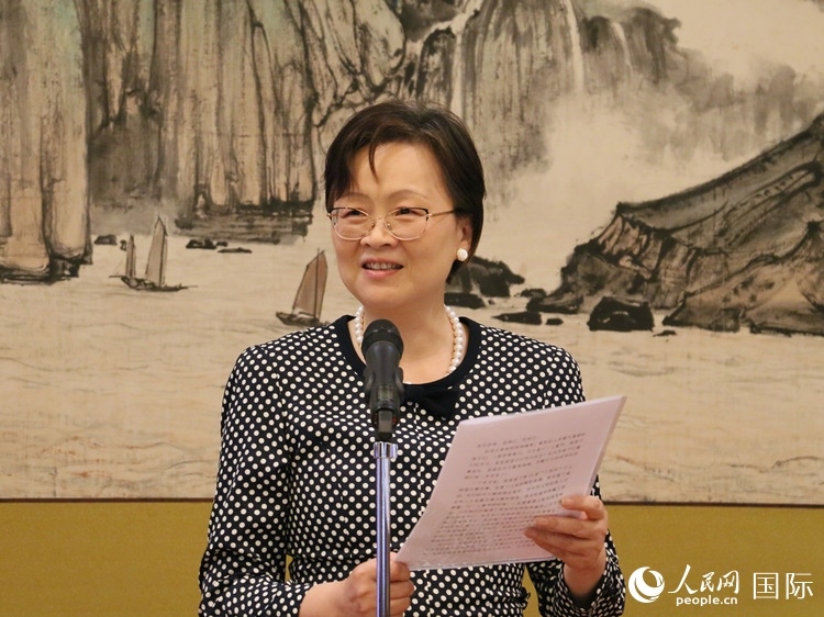 大使夫人丁玥致辭。人民網(wǎng) 許可攝