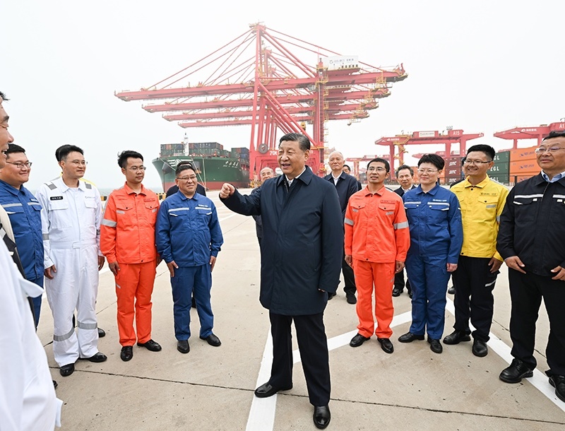 △2024年5月22日，習近平總書記在山東省日照港親切慰問港口科技工作者、運營人員、航運人員。