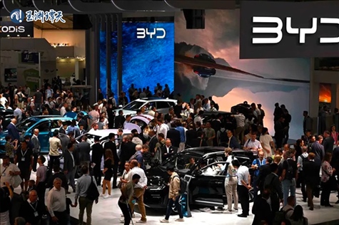 中國(guó)新能源汽車亮相德國(guó)車展，引發(fā)圍觀