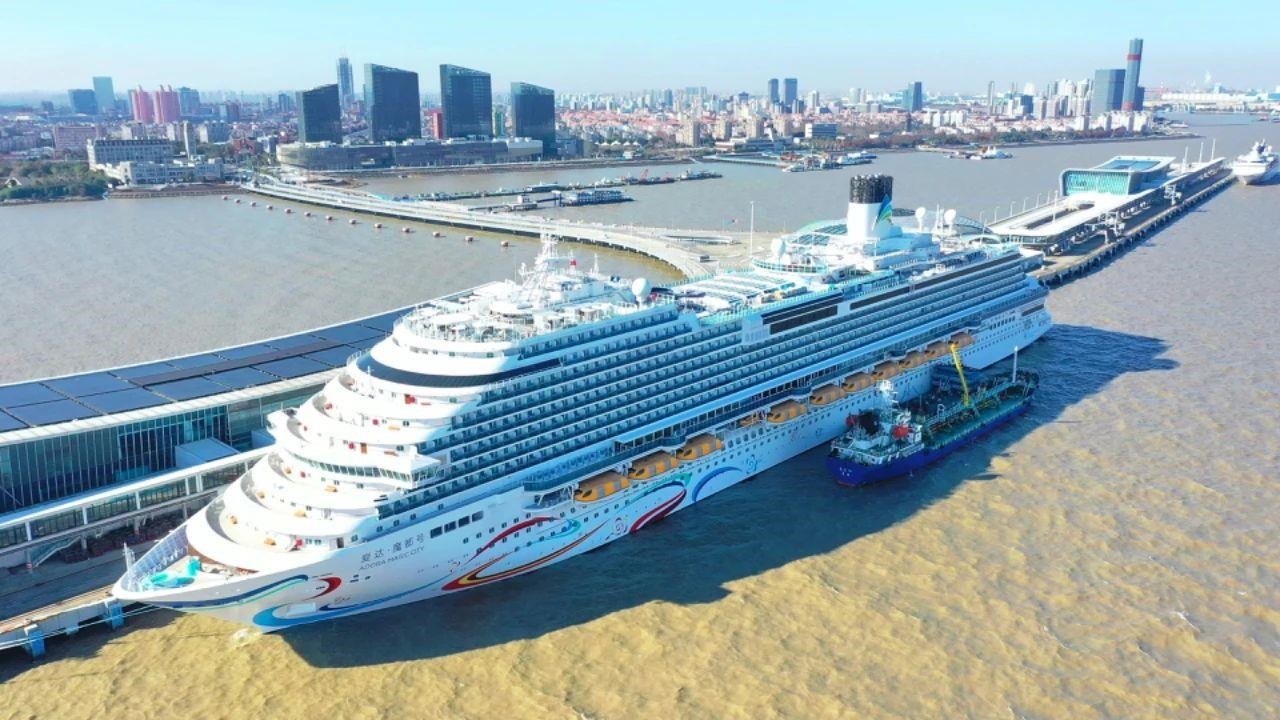 △2024年1月1日，國產(chǎn)首艘大型郵輪“愛達(dá)·魔都號”從上海吳淞口國際郵輪港開啟商業(yè)首航。