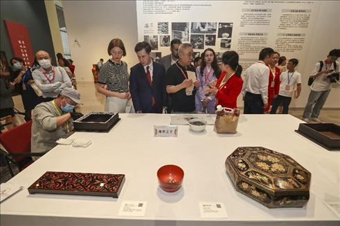 2023年5月28日，北京，推光漆器匠人為駐華使節(jié)展示技藝。