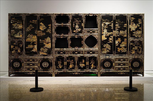 2023年7月9日，北京，中國工藝美術(shù)館·中國非物質(zhì)文化遺產(chǎn)館，“山西特色專業(yè)鎮(zhèn)·平遙非遺雙寶中華行”展覽展出的推光漆器作品。