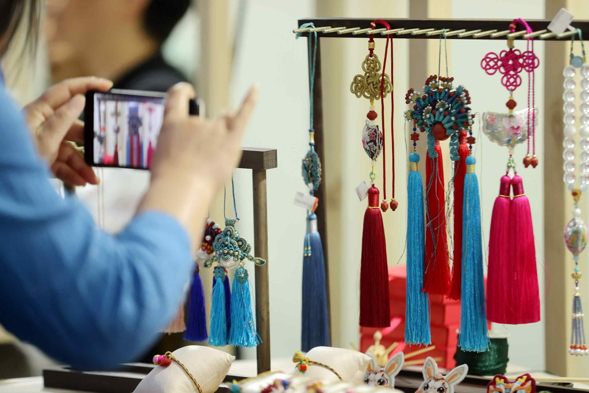 浙江湖州:多彩非遺文化展迎接文化和自然遺產(chǎn)日(圖片來(lái)源:視覺(jué)中國(guó))