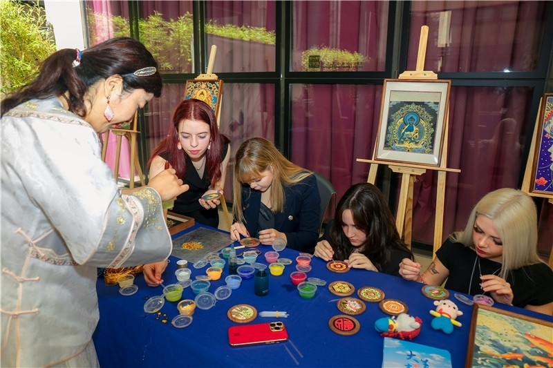 西班牙嘉賓參觀青海傳統(tǒng)手工技藝展示。主辦方供圖