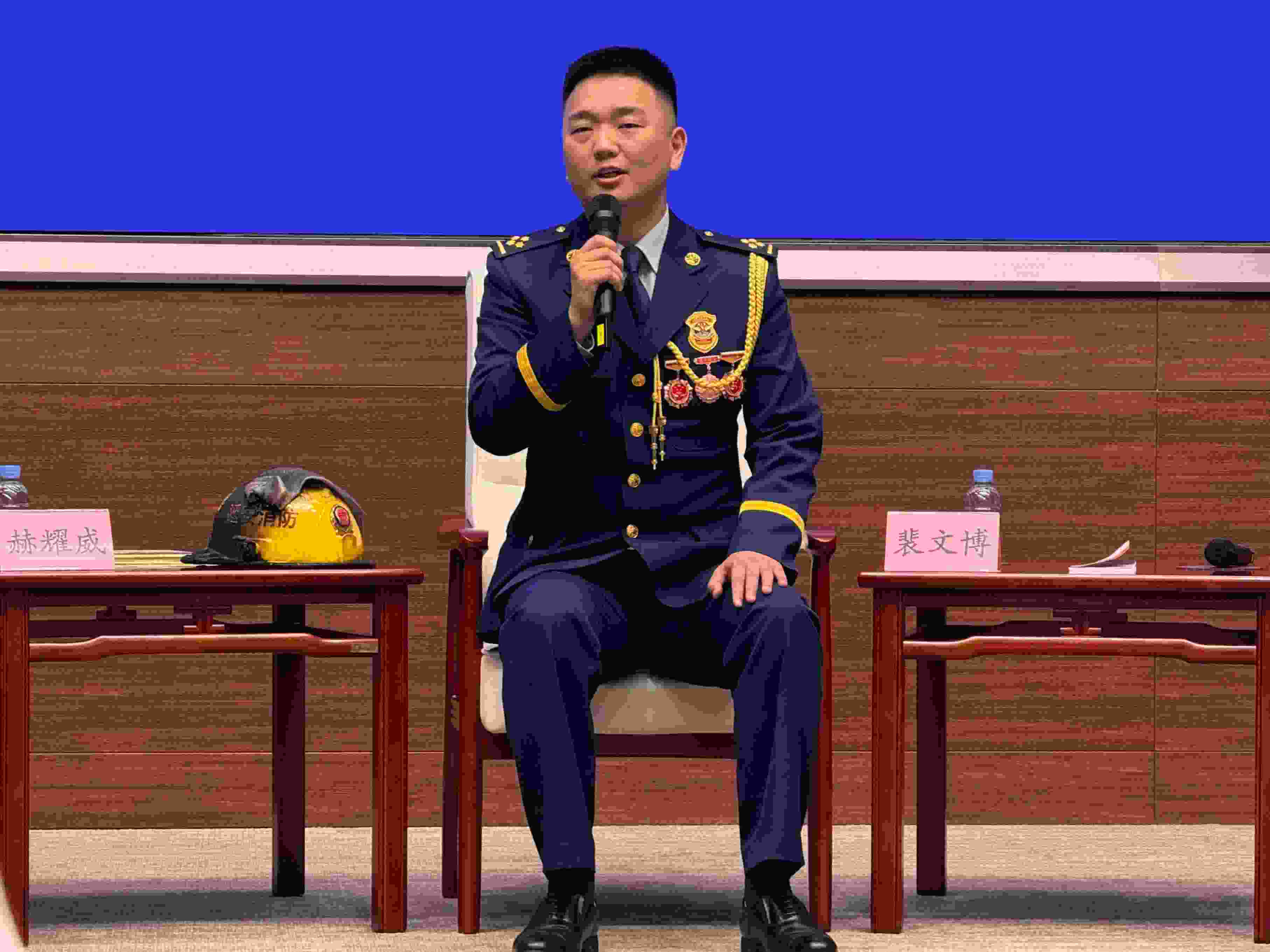 寶塔消防救援站政治指導(dǎo)員裴文博在回答記者提問。人民網(wǎng)記者 郝萍攝