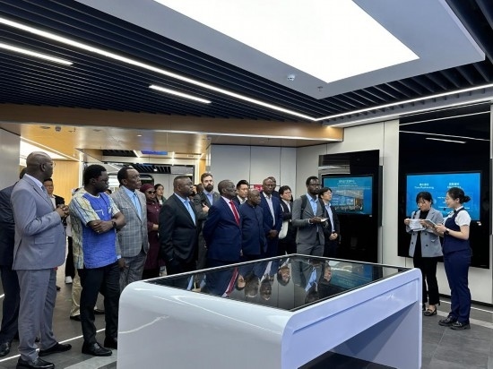 使節(jié)團(tuán)考察云上貴州大數(shù)據(jù)集團(tuán)展示中心。新華社記者 袁睿 攝