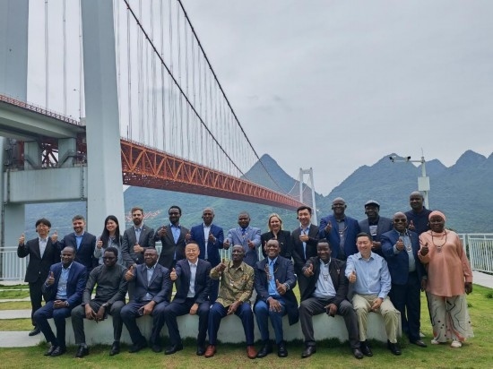 使節(jié)團(tuán)與壩陵河大橋合影。新華社記者 吳思 攝