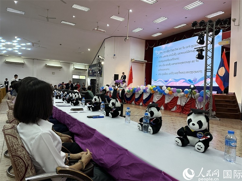 圖片：中老嘉賓在第二十三屆漢語橋世界大學(xué)生中文比賽老撾賽區(qū)決賽上致辭。孫廣勇攝