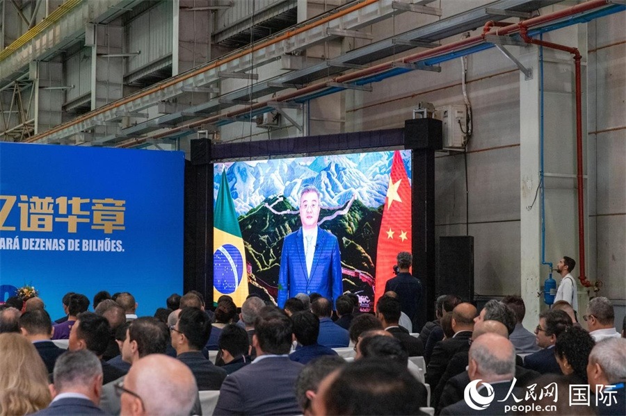 中國駐巴西大使祝青橋在視頻致辭中表示，徐工在巴西的發(fā)展，是眾多中國企業(yè)在習近平主席提出的共建“一帶一路”倡議推動下，將中國的技術和產(chǎn)業(yè)發(fā)展成果帶往世界，促進各國發(fā)展的縮影。 人民日報社拉美中心分社 威廉·科埃略·維亞納攝