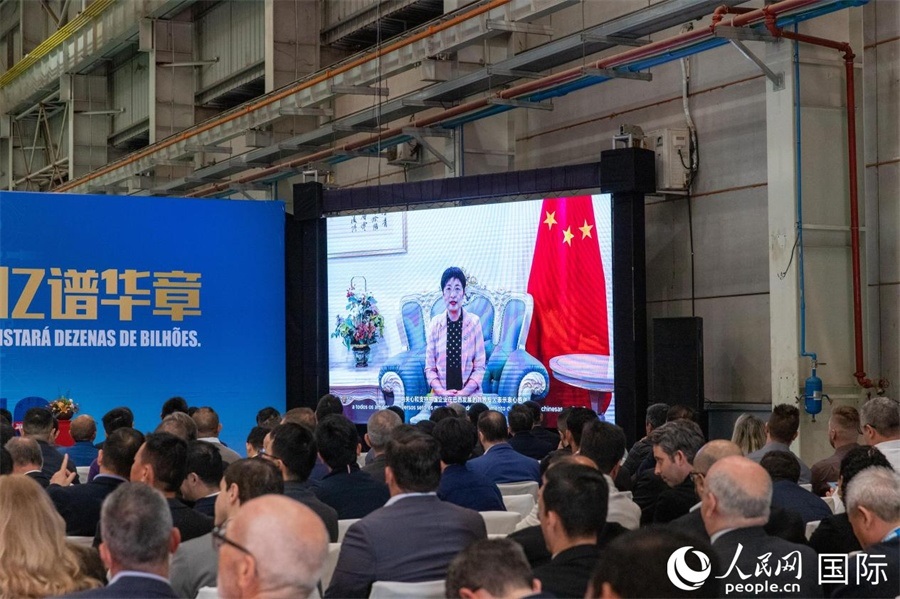 中國駐里約熱內(nèi)盧總領事田敏在視頻致辭中表示，中國是米納斯吉拉斯州第一大貿(mào)易伙伴和重要投資來源國。近年來，雙方在貿(mào)易投資、科技創(chuàng)新、裝備制造、人文交流等領域開展了富有成果的合作。 人民日報社拉美中心分社 威廉·科埃略·維亞納攝
