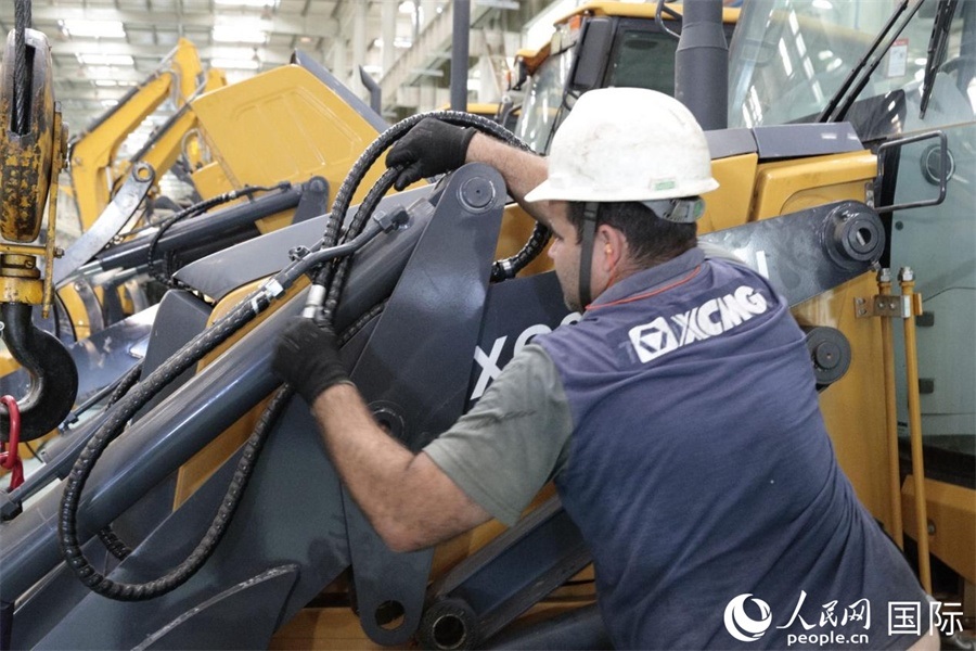 一名徐工巴西制造基地的當?shù)貑T工正在進行設備安裝和調(diào)試。 人民日報社拉美中心分社 威廉·科埃略·維亞納攝