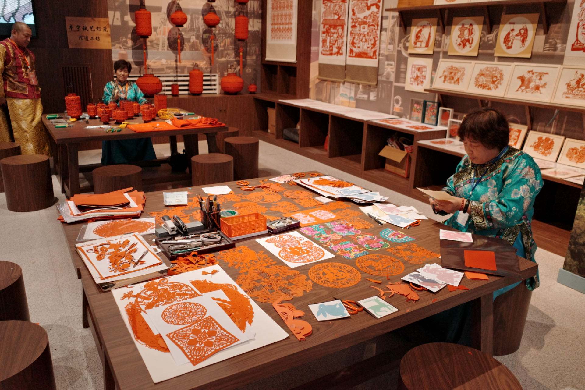 “氣象萬千——中國非遺保護(hù)實(shí)踐主題展”上，非遺傳承人現(xiàn)場展示。人民網(wǎng)記者 劉微攝