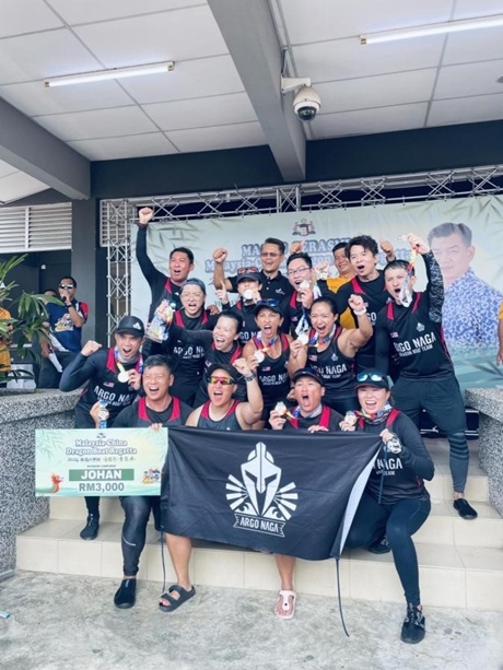 全體隊員歡慶取得混合組冠軍。組委會供圖