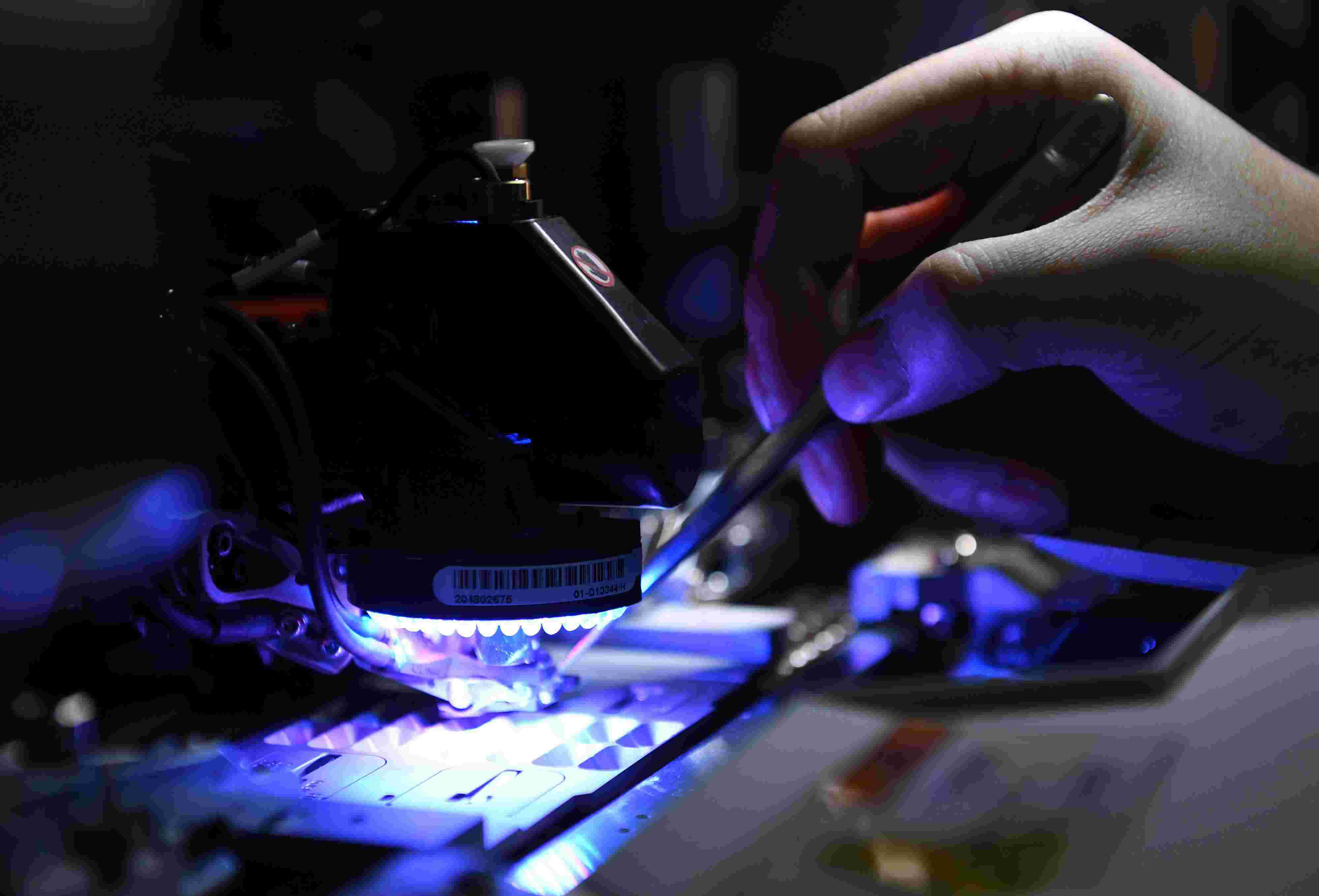 2021年4月24日，安徽馬鞍山，在經(jīng)開(kāi)區(qū)安徽省東科半導(dǎo)體有限公司生產(chǎn)線上，工人正在生產(chǎn)芯片。