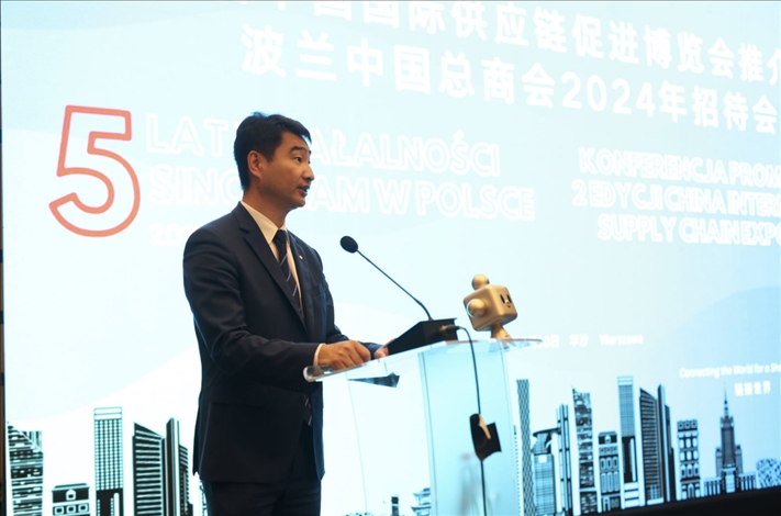波蘭中國總商會會長胡新元致辭。