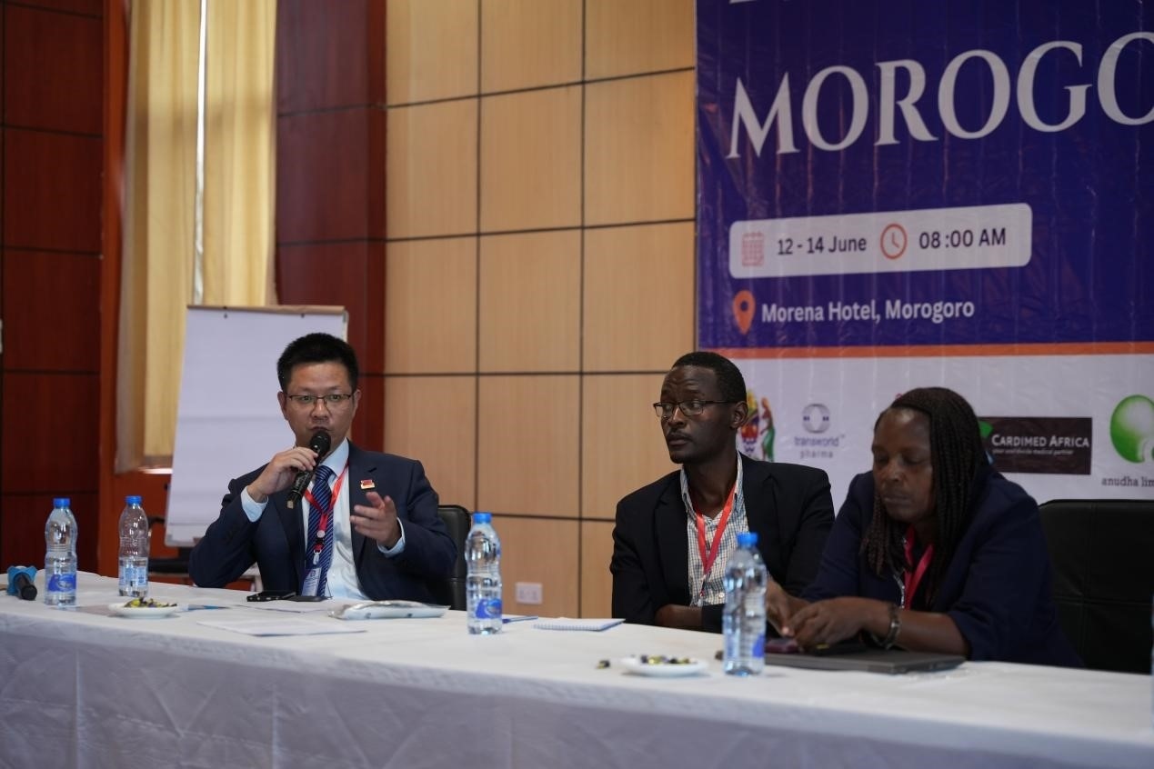 醫(yī)療隊(duì)隊(duì)長(zhǎng)蔣國慶在解答問題中