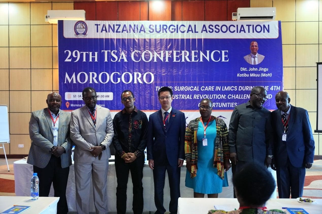 醫(yī)療隊(duì)隊(duì)長(zhǎng)蔣國慶與大會(huì)主席團(tuán)合影