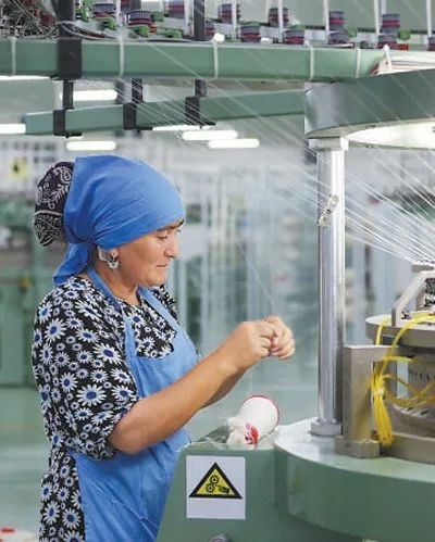 在針織毛坯車間，當(dāng)?shù)毓と苏诮泳€。胡澤曦?cái)z