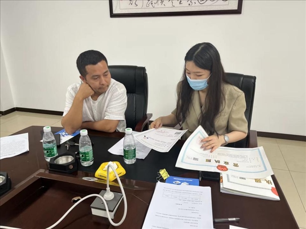 成都市溫江區(qū)市場(chǎng)監(jiān)管局在區(qū)農(nóng)副產(chǎn)品流通交易中心為商戶(hù)上門(mén)辦理“個(gè)轉(zhuǎn)企”登記。成都市市場(chǎng)監(jiān)管局供圖