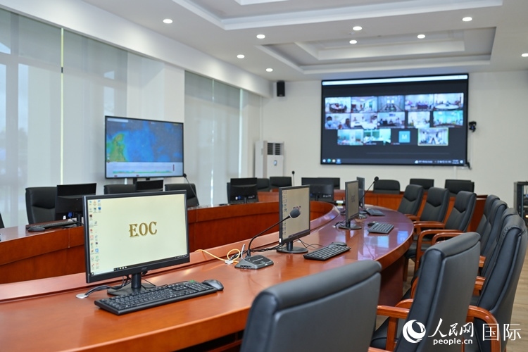 援緬甸國家疾控中心應(yīng)急指揮中心內(nèi)。人民網(wǎng)記者 謝佳君攝