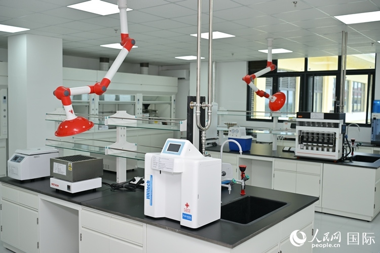 援緬甸國家疾控中心實(shí)驗(yàn)室內(nèi)。人民網(wǎng)記者 謝佳君攝