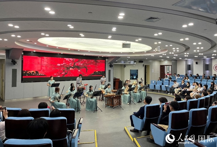 北京第二外國(guó)語學(xué)院學(xué)生帶來民樂表演。人民網(wǎng)記者 陳思攝